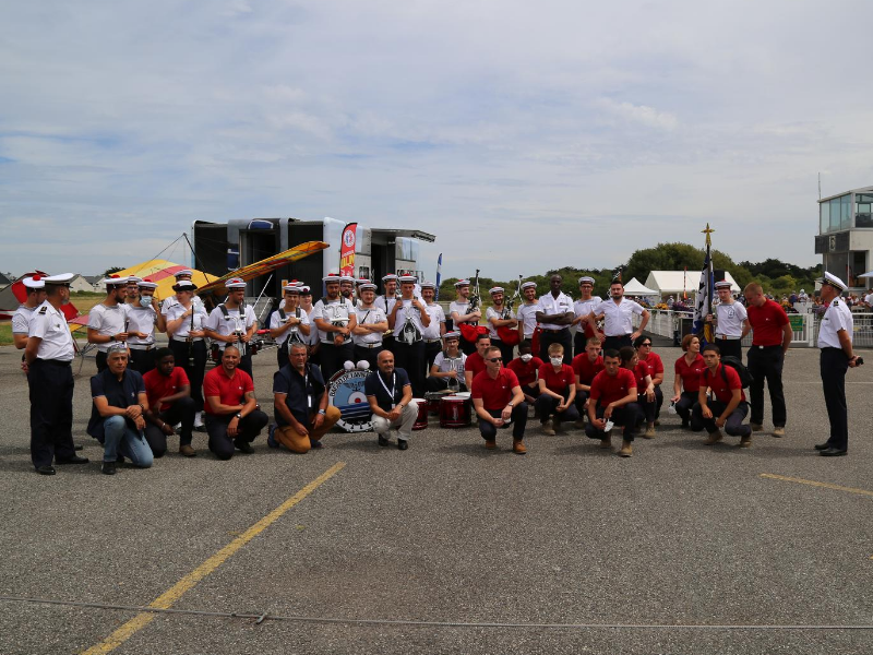 Group photo with members of the federation, the French Navy, the Bagad de Lann Bihoué and the EPIDE